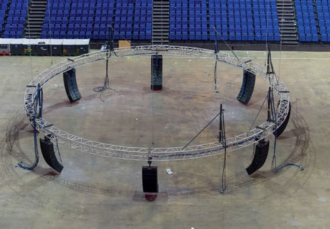 垂直懸掛裝置上的Bose ShowMatch陣列音箱 垂直懸掛裝置上的Bose ShowMatch陣列音箱