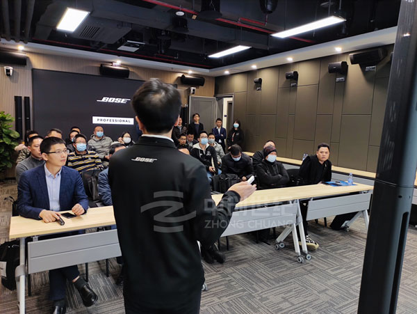 BOSE 技術(shù)工程師張永奎為來(lái)賓們?cè)敿?xì)介紹會(huì)場(chǎng)中的BOSE音響產(chǎn)品 BOSE 技術(shù)工程師張永奎為來(lái)賓們?cè)敿?xì)介紹會(huì)場(chǎng)中的BOSE音響產(chǎn)品